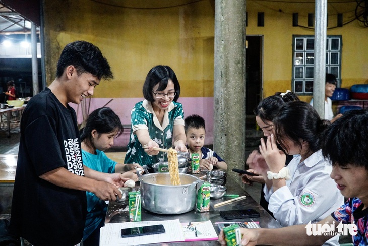 Thầy cô vào bếp làm suất ăn đêm khích lệ học trò ôn thi tốt nghiệp- Ảnh 13.