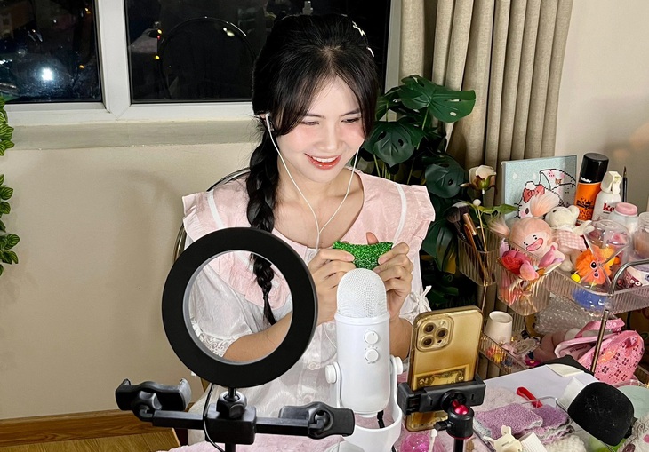 Streamer Ngọc Giàu ru ngủ đêm đêm trên mạng - Ảnh: NVC