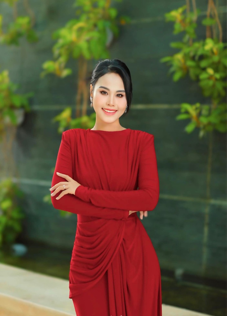 Vân Hà - người đẹp duyên dáng của các giải golf đẳng cấp- Ảnh 4. Bước ngoặt đó đã tạo nên nhiều bất ngờ cho cô trong hành trình khám phá năng lực bản thân, minh chứng cho những nỗ lực ấy, MC Vân Hà liên tiếp giành được những giải thưởng như Quán quân MCA Sincere Star; giải xuất sắc cuộc thi MC của VietGuide…