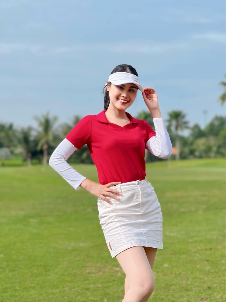 Vân Hà - người đẹp duyên dáng của các giải golf đẳng cấp- Ảnh 8. Vân Hà được giao nhiệm vụ dẫn dắt các giải golf quy mô và chuyên nghiệp bậc nhất tại Việt Nam. Mỗi giải đấu là một trải nghiệm mới mẻ và đầy thử thách, giúp cô trưởng thành hơn trong nghề. Kỹ năng dẫn dắt chương trình được Vân Hà trau dồi qua các khóa học chuyên nghiệp và kinh nghiệm thực tế. Cô luôn giữ thái độ thân thiện, tự tin và chuyên nghiệp trong mọi tình huống.