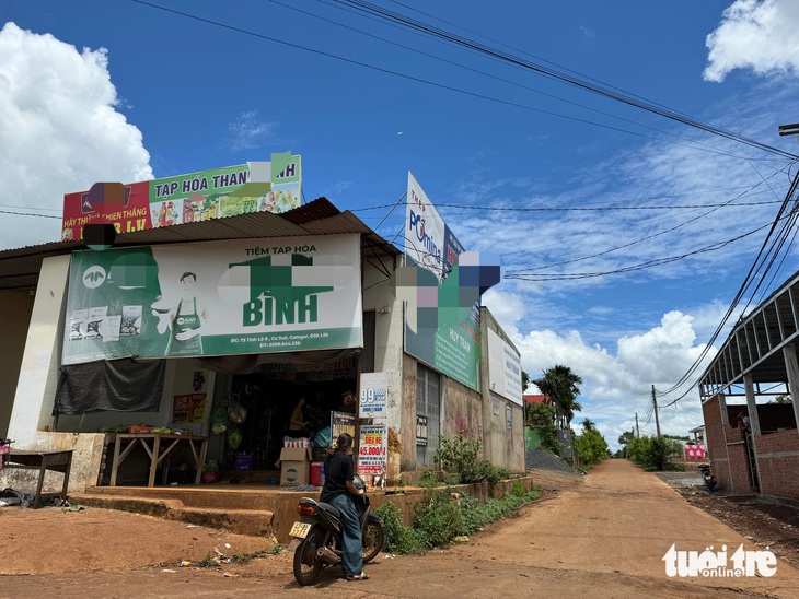 Một biển hiệu quảng cáo kênh cá độ bóng đá trái phép len lỏi vào một buôn thuộc xã Cư Suê, Cư M'Gar, Đắk Lắk - Ảnh: TRUNG TÂN