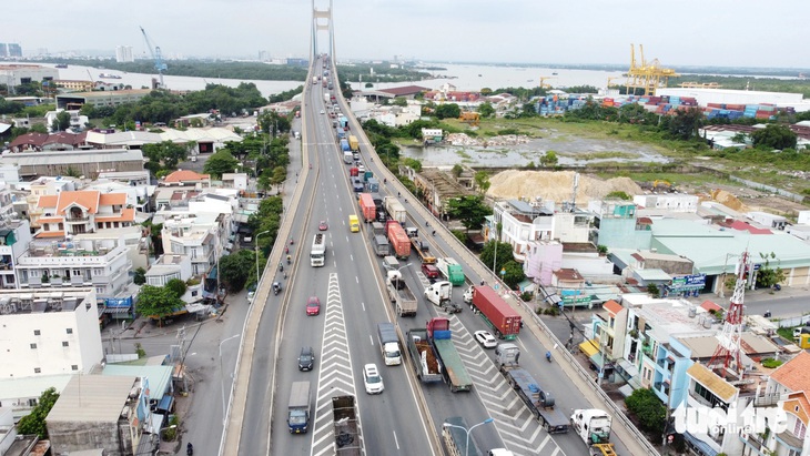 Dòng xe nhích từng chút khó khăn 