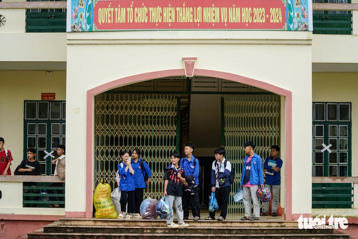 Sĩ tử vùng cao vượt mưa ôm bao tải hành lý về điểm thi- Ảnh 3.