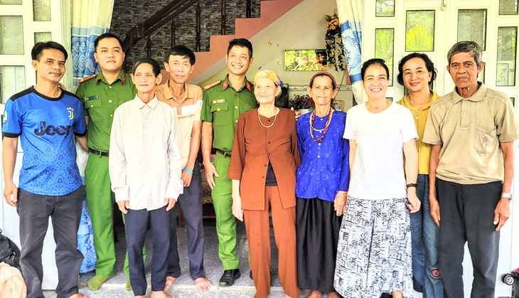 Bà Thắm cùng trung tá Rin chụp hình bên gia đình chồng sau hơn nửa thế kỷ bà tìm kiếm - Ảnh: THANH SU