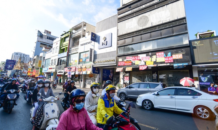 Khu thương mại trên đường Hai Bà Trưng, quận 1, TP.HCM thời điểm tháng 7-2023 (ảnh trái) đến nay đã hoạt động nhộn nhịp trở lại (ảnh chụp trưa 24-6-2024)  - Ảnh: QUANG ĐỊNH