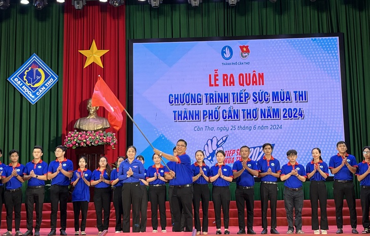 Thanh niên Cần Thơ luôn hết mình hỗ trợ các thí sinh tham dự kỳ thi tốt nghiệp THPT 2024 - Ảnh: LAN NGỌC