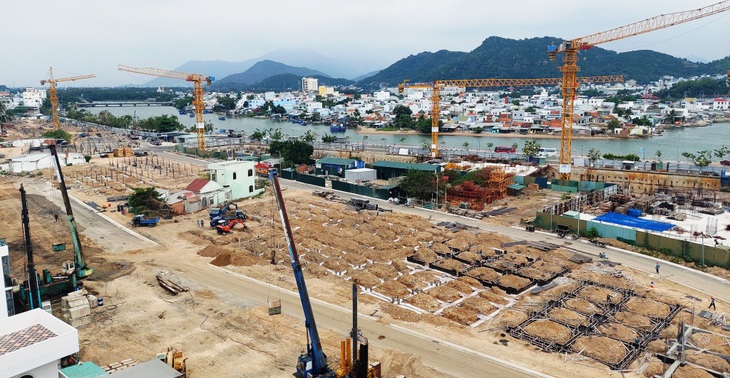 Khu vực xóm Cồn bên sông Cái Nha Trang đã bị "giải tỏa trắng" thu hồi đất của dân giao cho chủ dự án khu dân cư Cồn Tân Lập cắt thành các dự án thành phần, chuyển nhượng cho các công ty khác để thực hiện dự án kinh doanh - Ảnh: PHAN SÔNG NGÂN