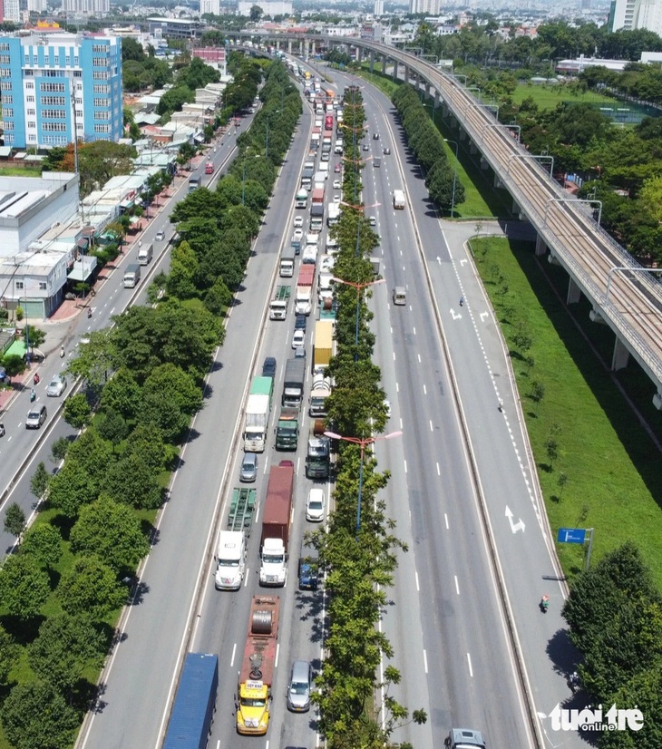 Dòng xe ùn ứ kéo dài khoảng 3km do ảnh hưởng của vụ tai nạn liên hoàn - Ảnh: MINH HÒA