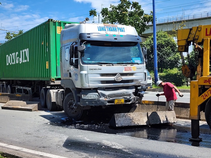 Xe contaienr trong vụ tai nạn ủi vào con lươn - Ảnh: MINH HÒA