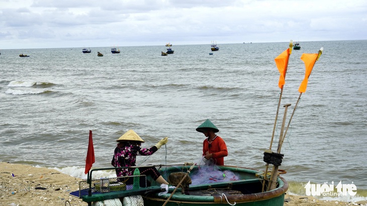 Ngư dân đánh bắt hải sản gần bờ ở thị trấn Phước Hải, huyện Đất Đỏ, sau này là huyện Long Đất - Ảnh: ĐÔNG HÀ