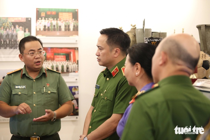 Dịp này, Công an TP.HCM cũng khánh thành không gian triển lãm "Công tác đấu tranh phòng, chống tội phạm về ma túy của lực lượng Công an TP.HCM". Trong ảnh: các đại biểu tham quan không gian triển lãm - Ảnh: MINH HÒA