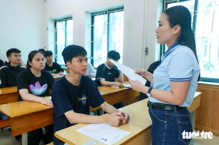 Thí sinh tại điểm thi ở TP Vinh, Nghệ An nghe phổ biến quy chế thi chiều 26-6 - Ảnh: DOÃN HÒA