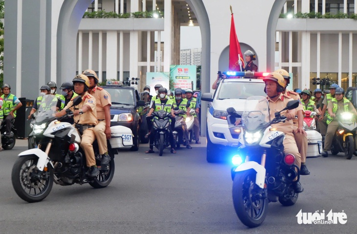 Các tổ nhân dân tuần tra cùng lực lượng chức năng diễu hành ra quân đợt cao điểm phòng chống ma túy và tệ nạn xã hội - Ảnh: K.ANH