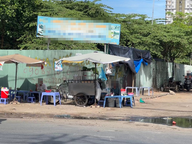 Quán hủ tiếu trên đường Huỳnh Tấn Phát (quận 7) mở ngay sát dòng nước cống đen ngòm, hôi thối - Ảnh: AN VI