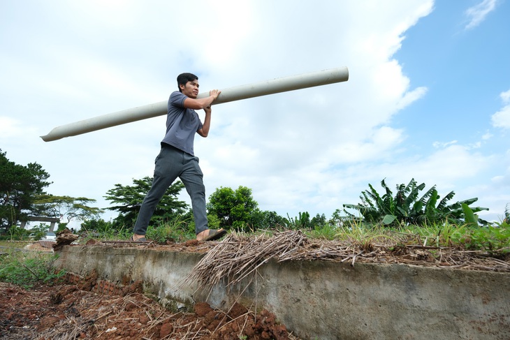 Anh Vũ Trường Duy (28 tuổi, xã Lộc Quảng) xây xong phần móng nhà thì phải dừng lại vì thông báo 315 cho đến nay - Ảnh: M.V.