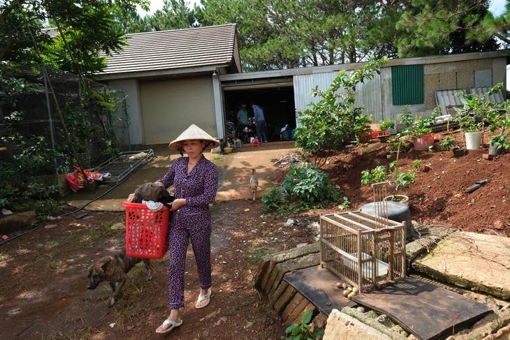 Ba người con bà Trần Thị Thơm (73 tuổi, xã Lộc Quảng) cùng gia đình phải cơi nới nhà kho để ở chung vì kế hoạch làm nhà bị “gãy” sau thông báo 315 - Ảnh: M.V.