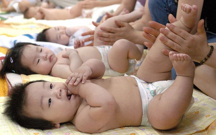 Ngôi làng Ý đón em bé đầu tiên sau ba thập kỷ, thắp hy vọng giữa 'mùa đông nhân khẩu học' - Ảnh 3.