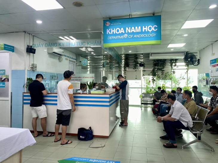 Nam giới thăm khám tại khoa nam học Bệnh viện Bình Dân (TP.HCM) - Ảnh: XUÂN MAI