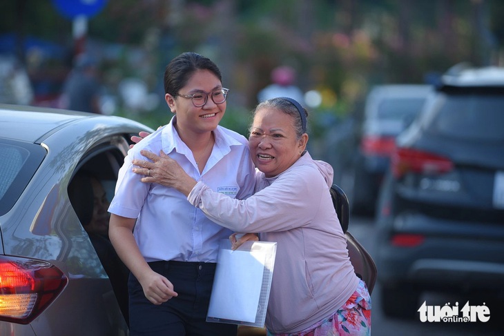 Tại điểm thi Trường Quốc học Quy Nhơn (Bình Định), các thí sinh đều tỏ ra vui vẻ, tự tin. Trong ảnh, nữ sinh chia tay người thân trước khi vào thi tốt nghiệp - Ảnh: LÂM THIÊN