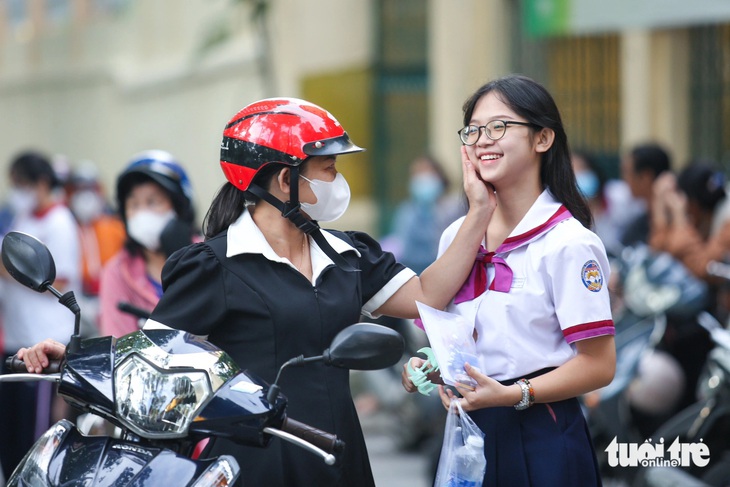 Ngọc Tú (THPT Trưng Vương) được mẹ động viên trước giờ thi môn đầu tiên - Ảnh: PHƯƠNG QUYÊN