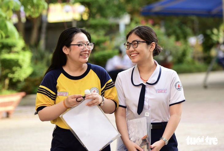 Em Anh Đào (bên phải) cùng bạn vào phòng thi với tâm trạng thoải mái - Ảnh: DUYÊN PHAN