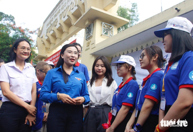 Phó bí thư Thành Đoàn TP.HCM Trần Thu Hà và Bí thư Trung ương Đoàn Nguyễn Phạm Duy Trang (từ trái sang) thăm sinh viên tình nguyện Tiếp sức mùa thi tại điểm thi Trường THPT Hùng Vương (quận 5 ) - Ảnh: CÔNG TRIỆU