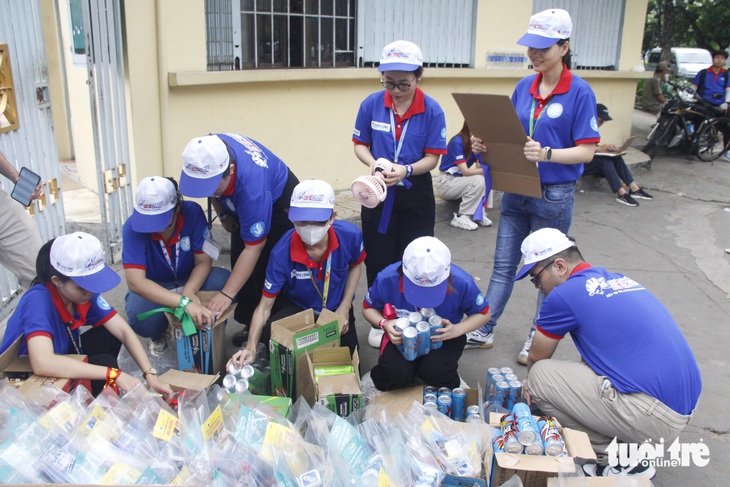 Hàng trăm phần quà, nước được các sinh viên tình nguyện chuẩn bị gửi đến thí sinh - Ảnh: CÔNG TRIỆU