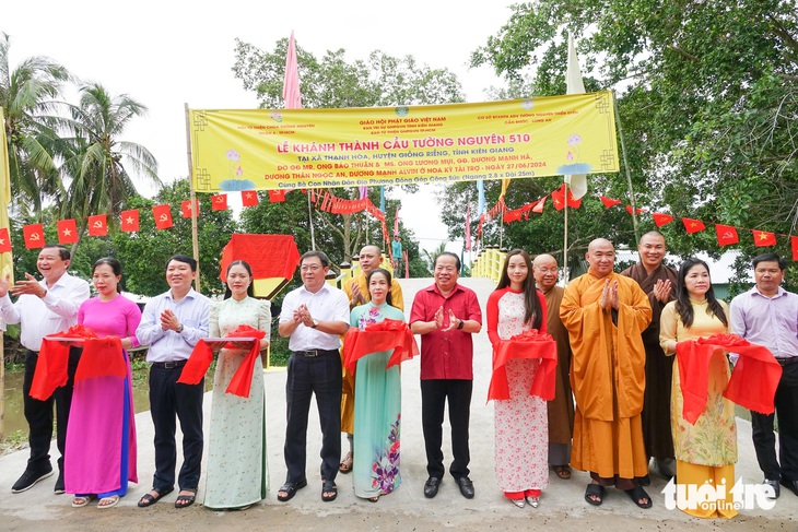 Ông Mai Văn Huỳnh, phó bí thư thường trực Tỉnh ủy, chủ tịch HĐND tỉnh Kiên Giang (giữa), cùng các nhà hảo tâm cắt băng khánh thành cầu Tà Ke, xã Thạnh Hòa - Ảnh: CHÍ CÔNG