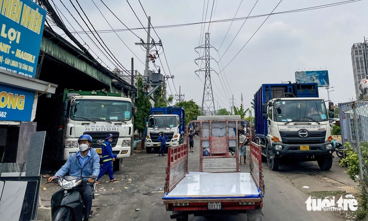 Xe rác đậu chiếm phần lớn đường Kha Vạn Cân, gây cản trở giao thông trước trạm rác Hiệp Bình Chánh (TP Thủ Đức) - Ảnh: CHÂU TUẤN