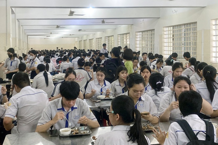 Hơn 1.000 thí sinh tại điểm thi Trường tiểu học - THCS - THPT Đinh Tiên Hoàng (TP Biên Hòa, Đồng Nai) được ăn trưa miễn phí suốt kỳ thi - Ảnh: A.B.