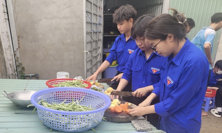 Cơm trưa gồm món canh, mặn, xào và tráng miệng sẵn sàng mang đến cho các thí sinh - Ảnh: N.P.