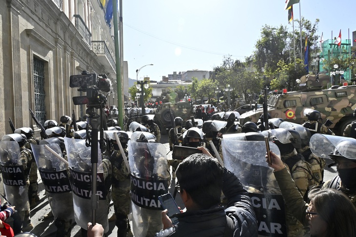 Quân đội tập trung bên ngoài quảng trường Plaza Murillo, Bolivia ngày 26-6 - Ảnh: AFP