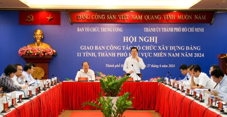 Phó trưởng ban thường trực Ban Tổ chức Trung ương Mai Văn Chính và Phó bí thư thường trực Thành ủy TP.HCM Nguyễn Hồ Hải chủ trì hội nghị - Ảnh: THẢO LÊ