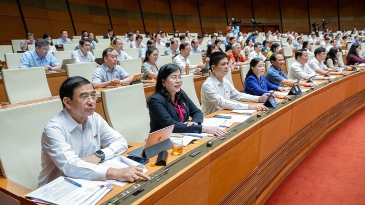 Đại biểu Quốc hội bấm nút thông qua Luật Công nghiệp quốc phòng, an ninh và động viên công nghiệp - Ảnh: GIA HÂN