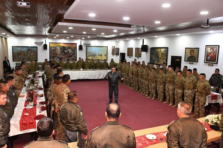 Tướng Juan Jose Zuniga, tổng tư lệnh quân đội Bolivia, phát biểu tại La Paz, ngày 25-6, một ngày trước cuộc đảo chính - Ảnh: REUTERS