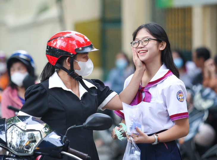 Phụ huynh động viên con trước giờ thi môn ngữ văn - Ảnh: PHƯƠNG QUYÊN