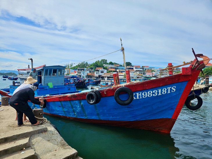 Vỡ đường ống nước vượt biển ra đảo: Hàng ngàn người dân phải xếp hàng lấy nước- Ảnh 4.