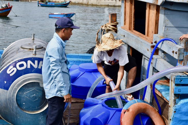 Vỡ đường ống nước vượt biển ra đảo: Hàng ngàn người dân phải xếp hàng lấy nước- Ảnh 2.