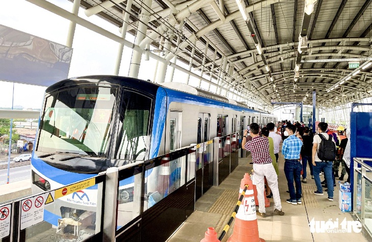 Tuyến metro số 1 chạy thử đoạn trên cao, nhiều hành khách đi thử - Ảnh: CHÂU TUẤN