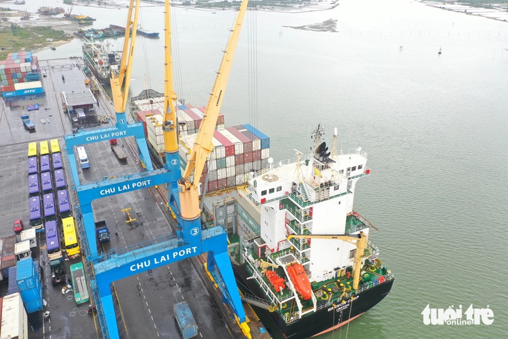 Năm 2023 xuất khẩu khu vực miền Trung chỉ hơn 22 tỉ USD- Ảnh 1. Xuất khẩu lô xe buýt của Nhà máy Thaco Auto ở cảng Chu Lai, tỉnh Quảng Nam - Ảnh: TRƯỜNG TRUNG