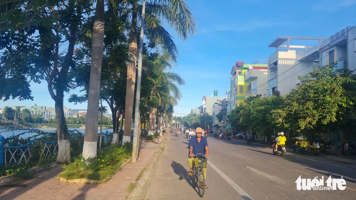 Đường Hoa Lư, phường Đống Đa, TP Quy Nhơn - nơi trung tá Quang đi tập thể dục và bị xe tải tông - Ảnh: LÂM THIÊN