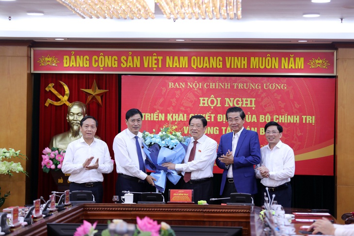 Lãnh đạo Ban Nội chính Trung ương chúc mừng ông Nguyễn Hữu Đông - Ảnh: ĐẶNG PHƯỚC