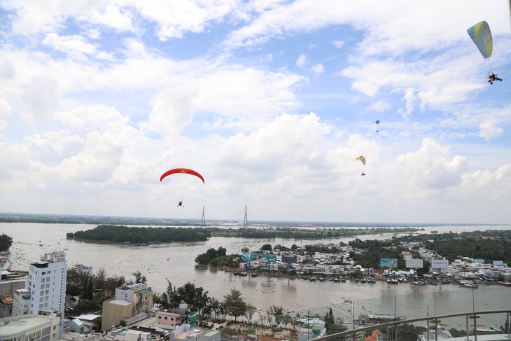 Biểu diễn dù lượn là tiết mục kết thúc chương trình khai trương khách sạn Charmant Suites - Ảnh: CHÍ QUỐC 