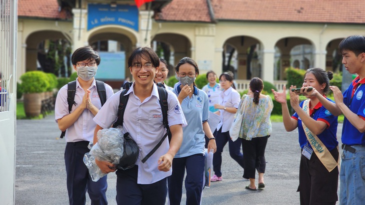 Thí sinh tại điểm Trường THPT chuyên Lê Hồng Phong, quận 5 rạng ngời sau môn thi cuối - Ảnh: NGỌC PHƯỢNG 