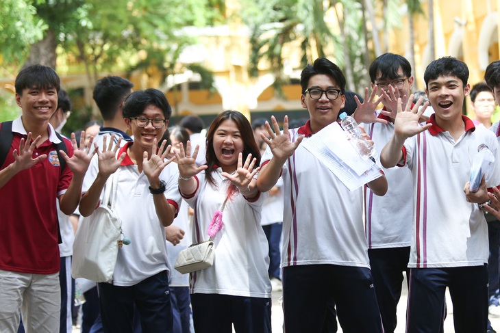 Thí sinh điểm thi THPT Trưng Vương hào hứng sau khi hoàn thành bài thi tổ hợp, nhiều em đã kết thúc kỳ thi THPT trong sáng 28-6 vì được miễn thi ngoại ngữ - Ảnh: PHƯƠNG QUYÊN