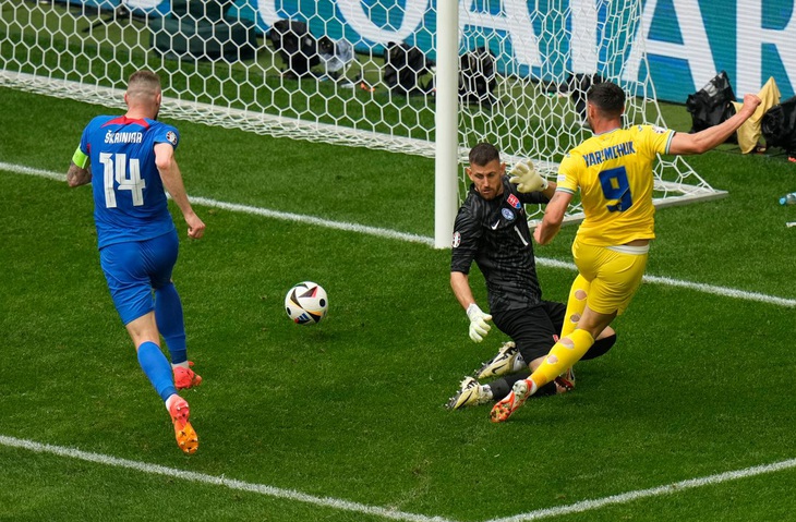 Thủ môn Martin Dubravka trong trận thua ngược Ukraine 1-2 - Ảnh: AP