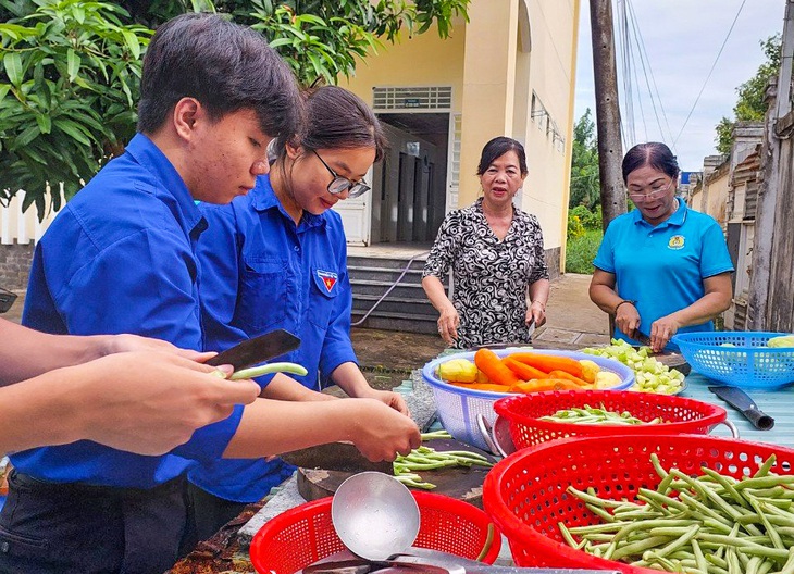 Nuôi cơm, cổ vũ, tiếp sức thí sinh mùa thi tốt nghiệp- Ảnh 4.