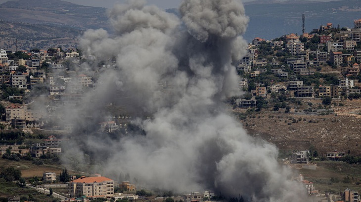 Khói bốc lên sau một cuộc tấn công của Israel vào mục tiêu Hezbollah tại Khiam, Lebanon hôm 25-6. Hezbollah và quân đội Israel đã giao tranh xuyên biên giới kể từ khi xung đột Israel - Hamas nổ ra vào tháng 10 năm ngoái - Ảnh: AL-MONITOR/GETTY IMAGES