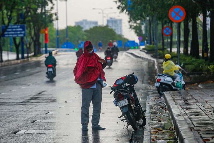 Hôm nay 29-6, thời tiết TP.HCM có mưa sáng, ban ngày lúc nắng lúc mưa - Ảnh: CHÂU TUẤN