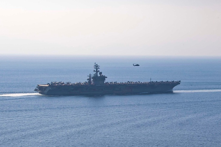 Tàu sân bay USS Dwight D. Eisenhower của Mỹ đi qua eo biển Hormuz vào tháng 11-2023 - Ảnh: AFP